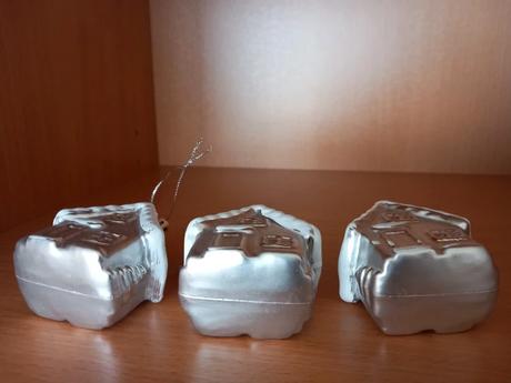 3ks ozdoba strieborno-biely domček 7,5x5,5x4 cm,