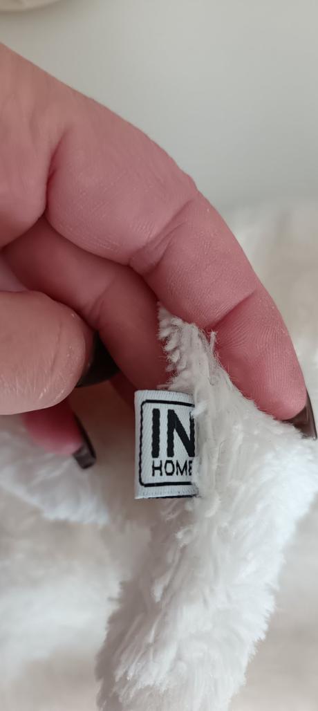 Biela huňatá obliečka na vankúš,