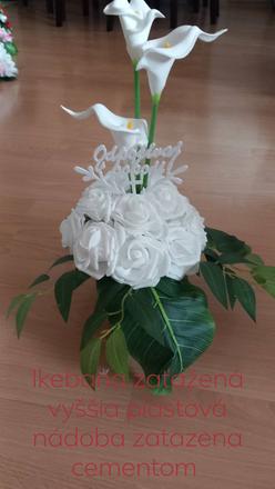 Ikebana v zataženej vaze s ružami a kalami,