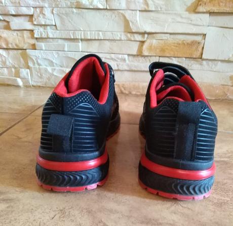 Nové tenisky c. 40 predám spolu dva páry za 15e, wink,40