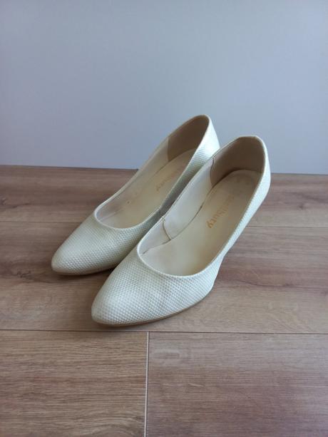 Kremove lodicky stellbuty, 38