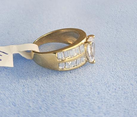 Dámsky prsteň s kryštálmi, 