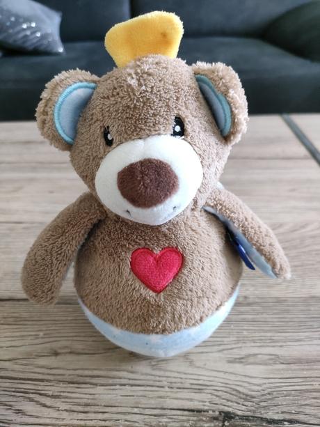 Macko hojdajuca sa hrkalka, co sa sama postavi,