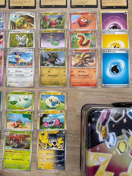 Pikachu kufrík a karty pokémon a lorcana,