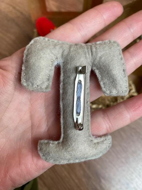 Ručne vyšívana ozdoba na kočík / ruksak, 