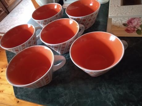 Šálky oranžová bodka, 