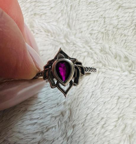 Strieborný prsteň lotos s kamienkom, 