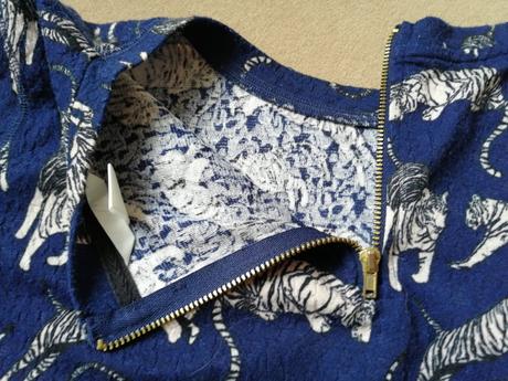 Sveter modrý s tygrami z h&m c. 38, h&m,m