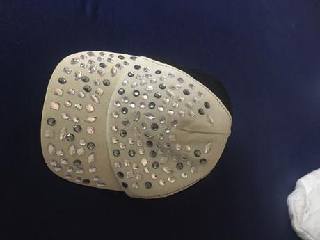 Šiltovka s kamienkami, 