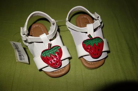 Nove jahodkove sandalky monsoon, 19