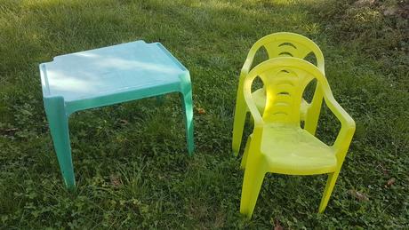Plastový stôl a stoličky, 