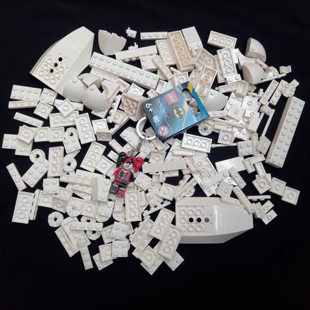 Lego diely, biele ( 220ks) + kľúčenka harley quinn, 