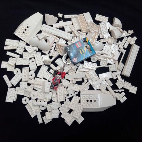 Lego diely, biele ( 220ks) + kľúčenka harley quinn, 