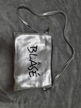 Štýlová strieborná kabelka,