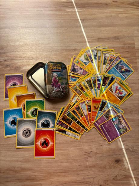 Pokémon karty+plechova krabička, 