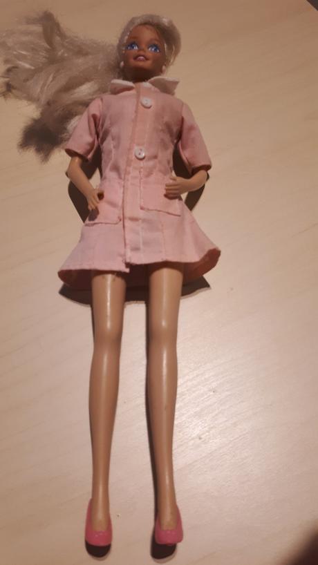 Krásna barbie v ružových šatách,