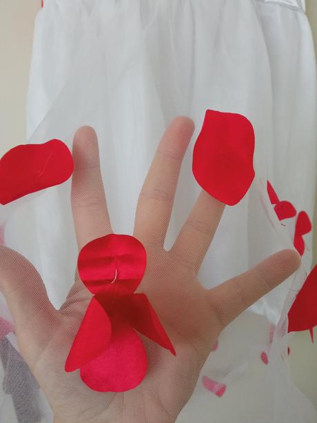 Spoločenské šaty s červenými lupienkami, 140