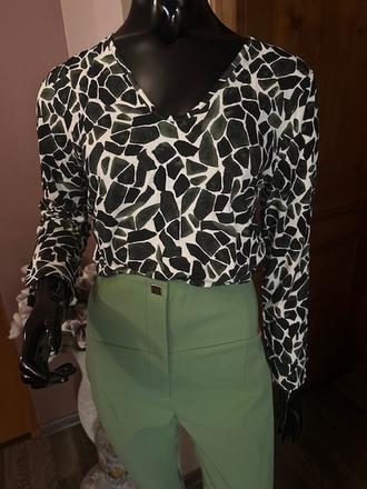 Zeleno biely top so vzorom a výstrihom zn. magenta, l / m