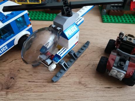 Lego city 4440 policajná stanica v lese,