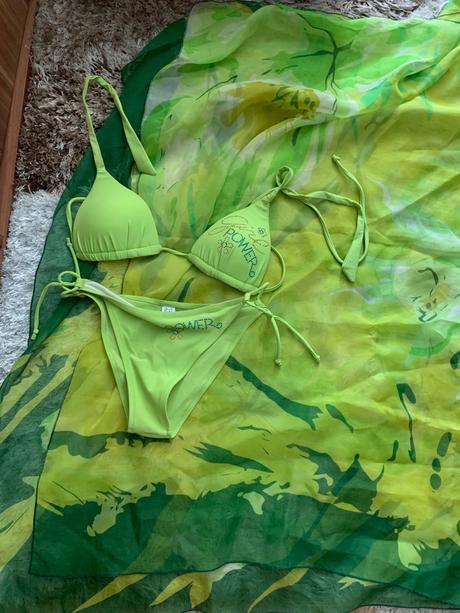 Zelene plavky s kamienkami, 38