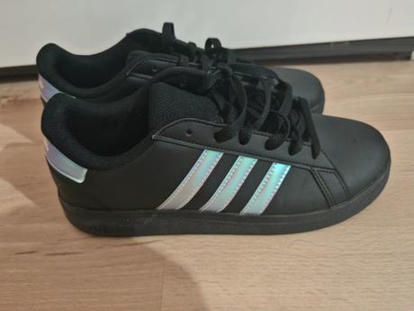 Adidas yenisky nove s menivymi pasikmi, adidas,37