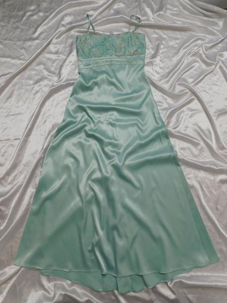 Velmi pekne saty na slavnost, 36