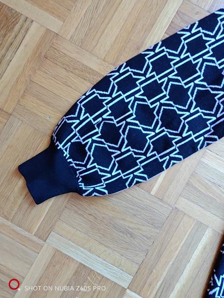 Karl lagerfeld originál svetríkové monogram šaty, m