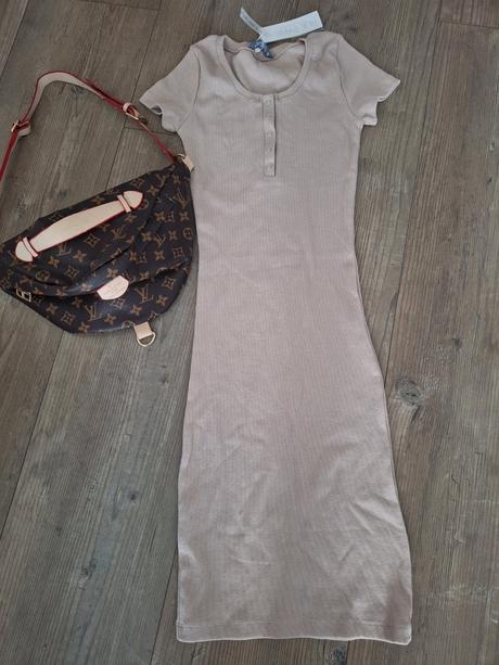 Trickove saty s gombikmi, s