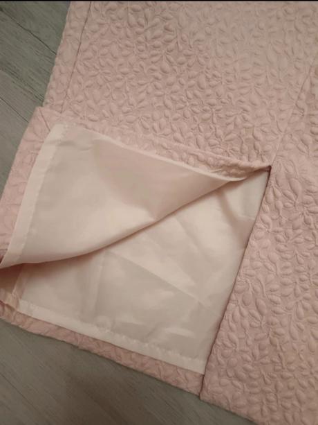 Jemná sukňa s rozparkom, 38