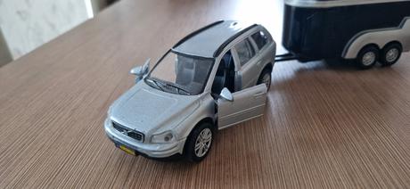 Auto s privesom pre kone, 