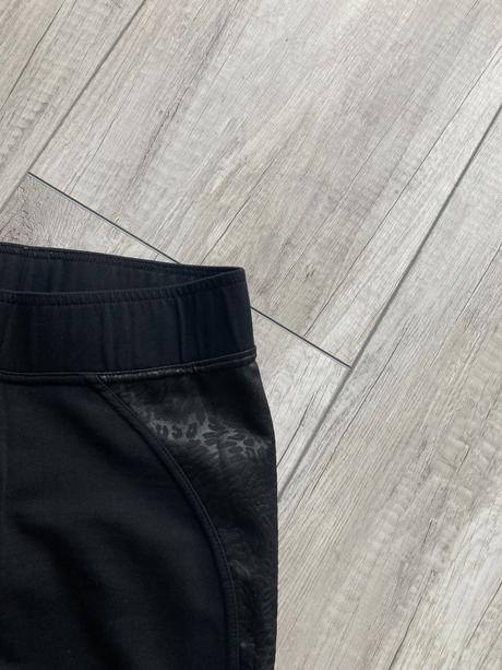 Čierne legíny so vzormi, 38