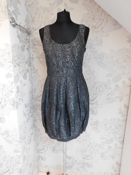 Kvalitne velmi pekne saty na slavnost, 38