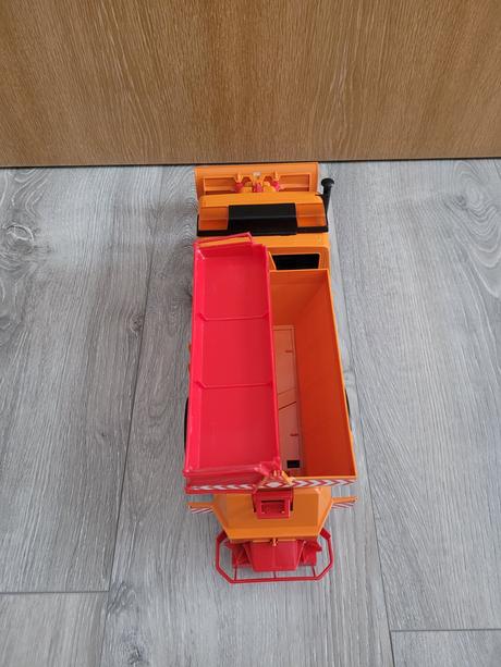 Bruder posypove auto,