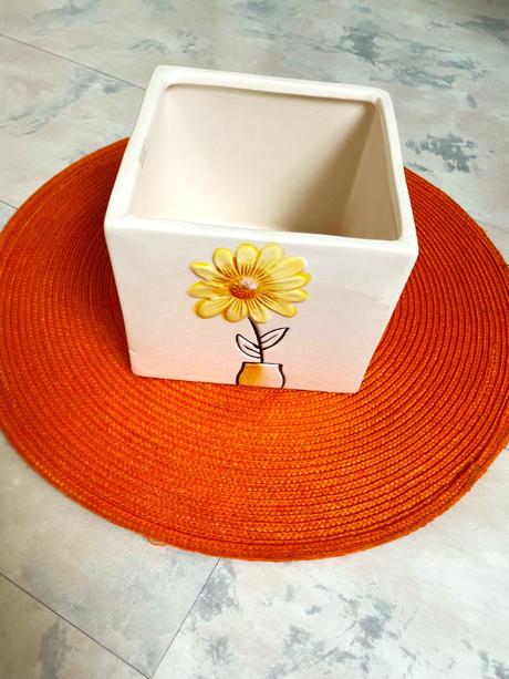 Zaujímavý štvorcový črepník,