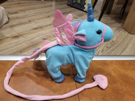 Spievajúci a chodiaci jednorožec unicorn, 
