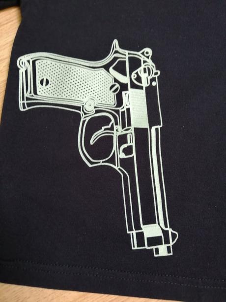 Tričko s pištoľou, 98
