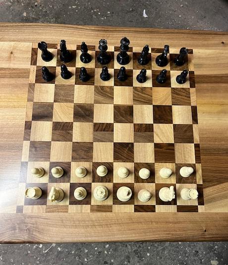 Šachovnicový masívny stôl orech ručná výroba, 