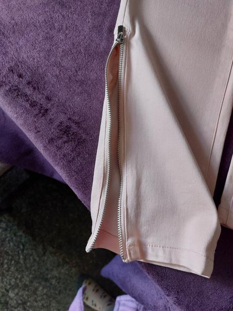 Dámske nohavice a reserved opasok, 38