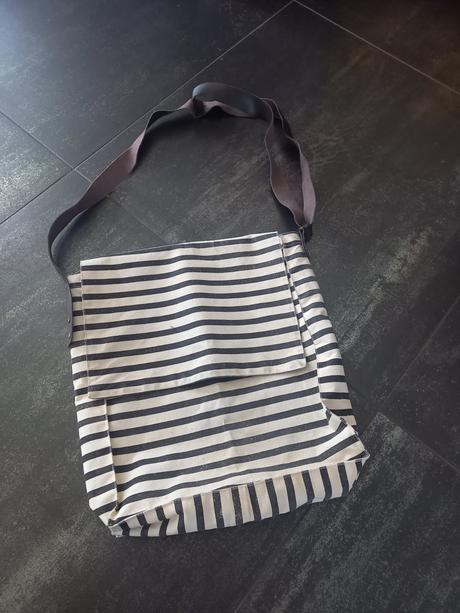 Kvalitna nadcasova kabelka s kozenym popruhom, 