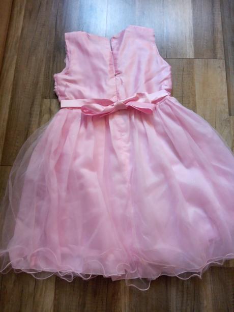 Šaty vhodné na spoločenskú udalost, 140