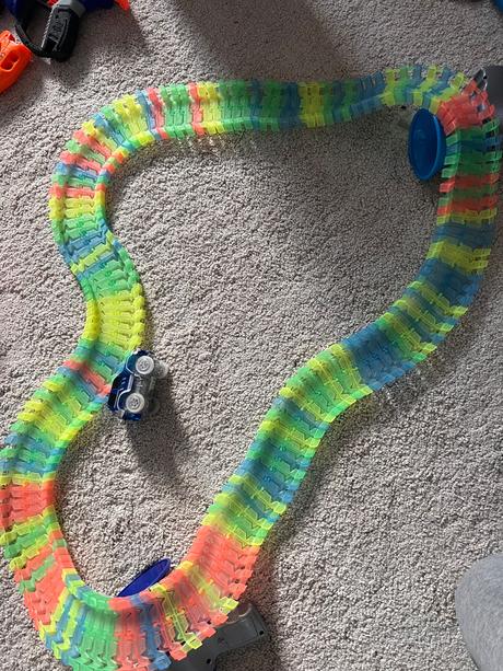 Svietiaca autodráha z dielikov,