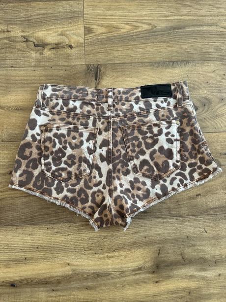 Kraťasky, river island,s