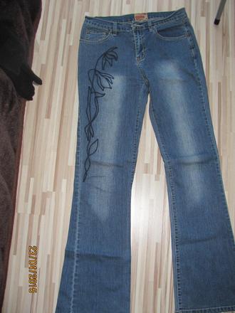 Rifle s kvetom vyšívaným, 38