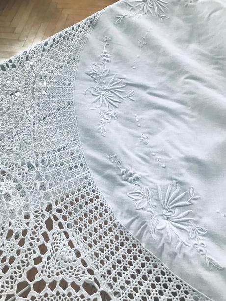 Krasny vintage obrus, 