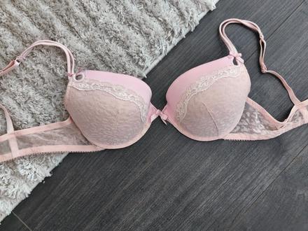 Ružová podprsenka, 85b