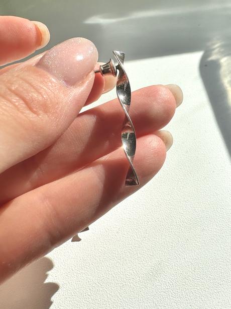 Elegantné strieborné točené náušnice na puzete, 
