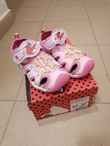 Dievcenske sandale, 25