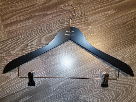 Kvalitné drevené vešiaky čierne, 