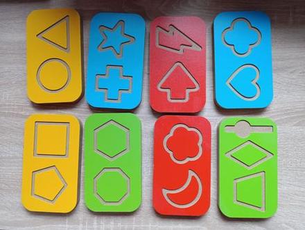 Montessori drevená tabuľka na tvary, 