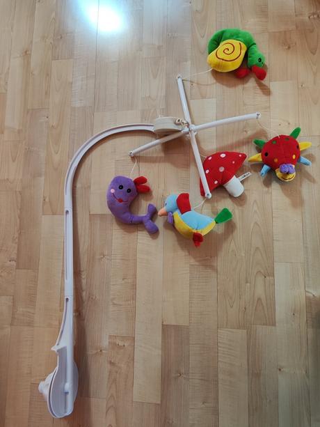 Kolotoč nad postieľku,